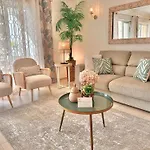 公寓 Prime Beachfront Living - Sea View, Large Balcony & Private Garage