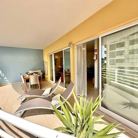 Prime Beachfront Living - Sea View, Large Balcony & Private Garage Lägenhet