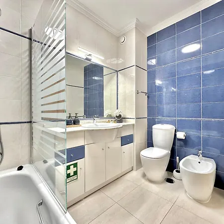 Prime Beachfront Living - Sea View, Large Balcony & Private Garage * Portimao