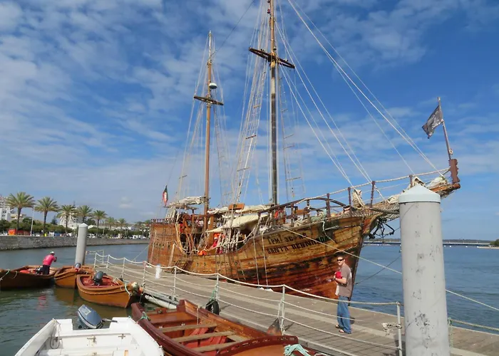 Prime Beachfront Living 2Br - Sea View, Large Balcony & Private Garage Apartment