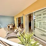 Prime Beachfront Living - Sea View, Large Balcony & Private Garage דירה