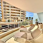 Prime Beachfront Living - Sea View, Large Balcony & Private Garage Lägenhet *