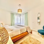 Prime Beachfront Living - Sea View, Large Balcony & Private Garage דירה פורטימאו