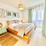 Lägenhet Prime Beachfront Living - Sea View, Large Balcony & Private Garage