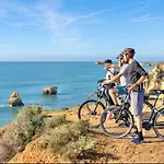 Prime Beachfront Living - Sea View, Large Balcony & Private Garage דירה פורטימאו