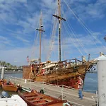 Prime Beachfront Living - Sea View, Large Balcony & Private Garage דירה