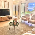 Prime Beachfront Living - Sea View, Large Balcony & Private Garage Lägenhet