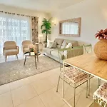 Prime Beachfront Living - Sea View, Large Balcony & Private Garage דירה *