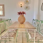 דירה Prime Beachfront Living - Sea View, Large Balcony & Private Garage פורטימאו