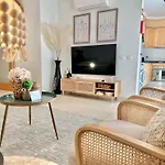 Prime Beachfront Living - Sea View, Large Balcony & Private Garage * Portimao