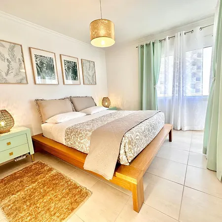 Apartmán Prime Beachfront Living - Sea View, Large Balcony & Private Garage