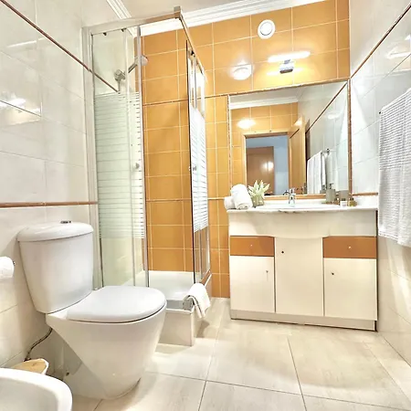 Prime Beachfront Living - Sea View, Large Balcony & Private Garage 아파트 *