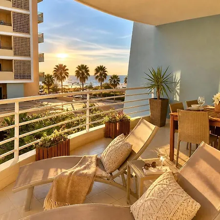 Lägenhet Prime Beachfront Location- Sea View, Large Balcony & Private Garage