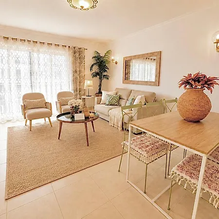 Prime Beachfront Location- Sea View, Large Balcony & Private Garage Apartamento