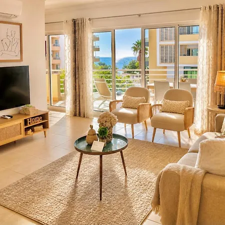 Prime Beachfront Location- Sea View, Large Balcony & Private Garage Apartamento Portimão