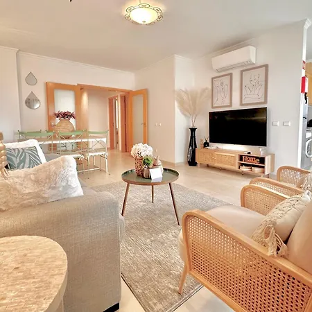 Prime Beachfront Living - Large Ocean View Balcony Portimão