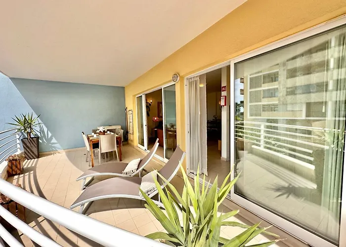 Prime Beachfront Living - Sea View, Large Balcony & Private Garage 아파트