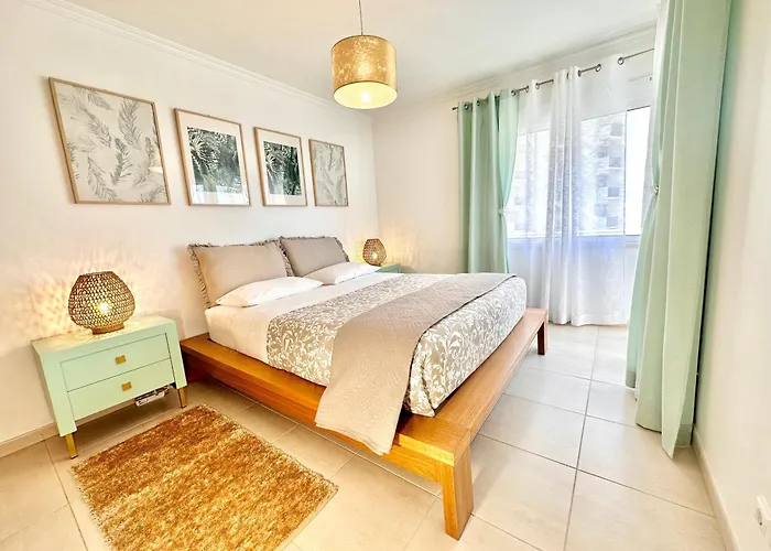 아파트 Prime Beachfront Living - Sea View, Large Balcony & Private Garage