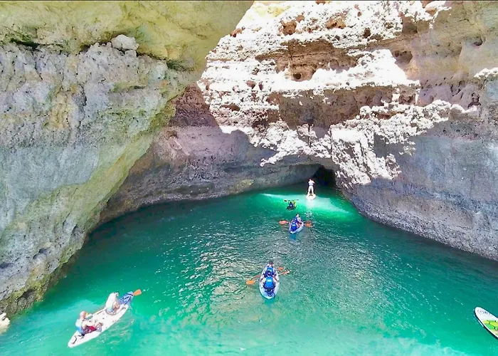 Prime Beachfront Living - Sea View, Large Balcony & Private Garage 아파트