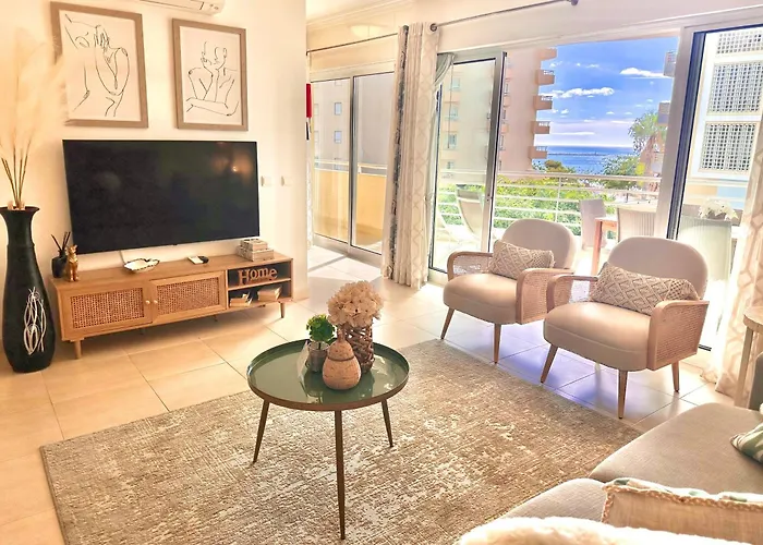 Prime Beachfront Living - Sea View, Large Balcony & Private Garage 아파트