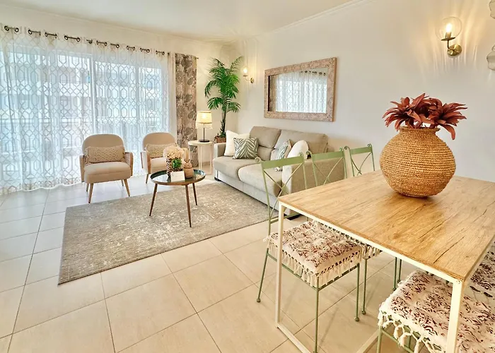 Prime Beachfront Living - Sea View, Large Balcony & Private Garage 아파트 *