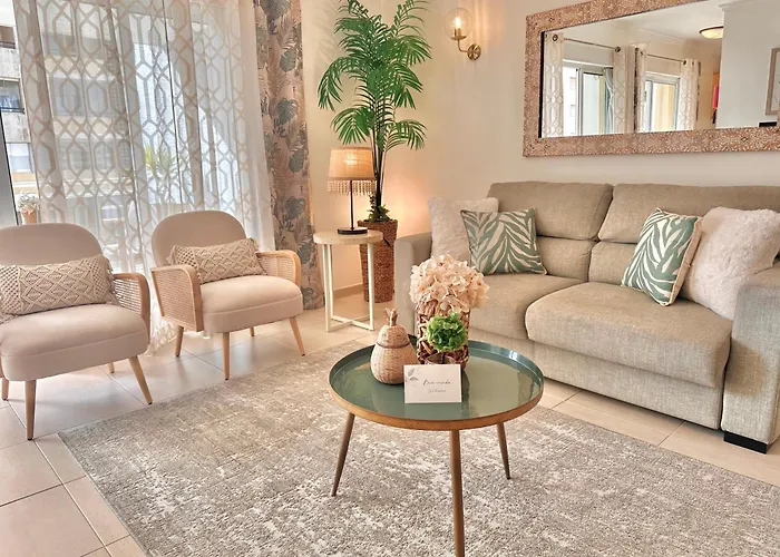 아파트 Prime Beachfront Living - Sea View, Large Balcony & Private Garage