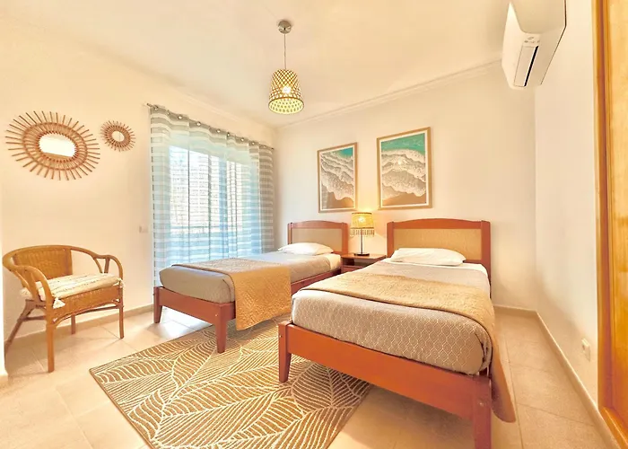 Prime Beachfront Living - Sea View, Large Balcony & Private Garage 포티마오