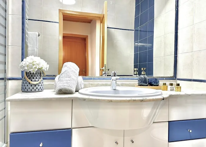 아파트 Prime Beachfront Living - Sea View, Large Balcony & Private Garage 포티마오