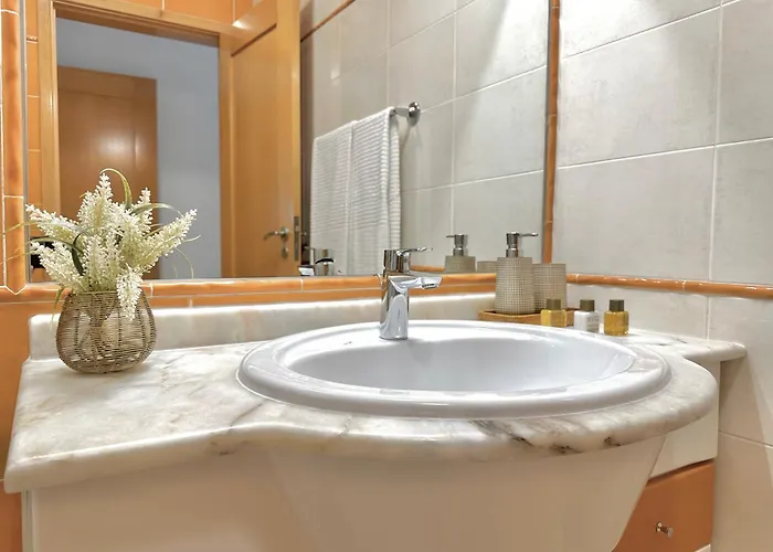 Prime Beachfront Living - Sea View, Large Balcony & Private Garage 아파트 포티마오