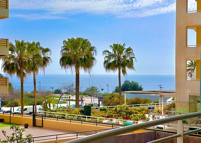 Prime Beachfront Living - Sea View, Large Balcony & Private Garage * Portimão