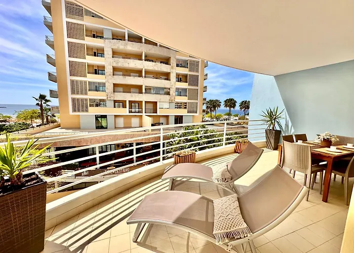 Prime Beachfront Living - Sea View, Large Balcony & Private Garage Apartment *