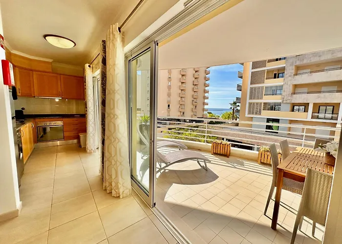 Prime Beachfront Living - Sea View, Large Balcony & Private Garage * Portimão