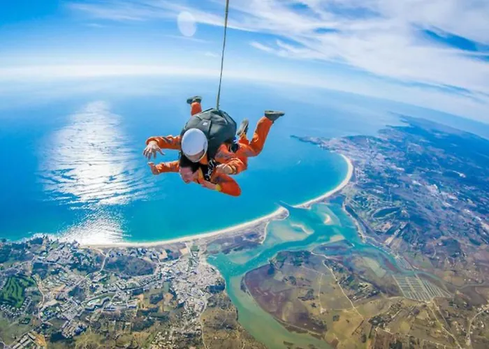 Prime Beachfront Living - Sea View, Large Balcony & Private Garage Portimão