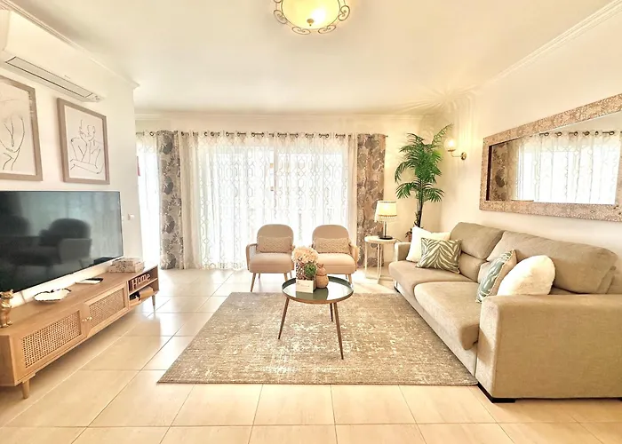 Prime Beachfront Living - Sea View, Large Balcony & Private Garage Apartment *