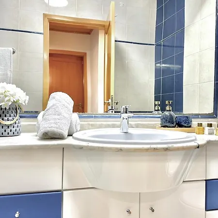 公寓 Prime Beachfront Living 2Br - Sea View, Large Balcony & Private Garage 波尔蒂芒