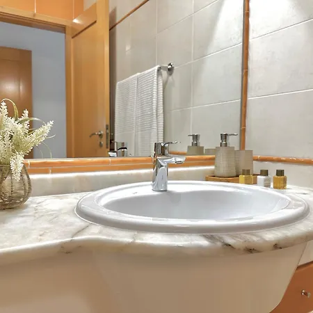 Prime Beachfront Living 2Br - Sea View, Large Balcony & Private Garage 公寓 波尔蒂芒