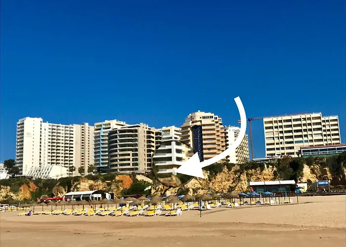 公寓 Prime Beachfront Living 2Br - Sea View, Large Balcony & Private Garage