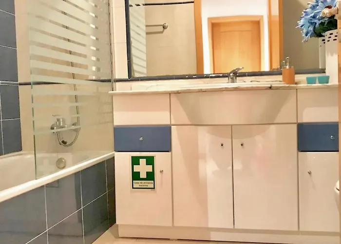 公寓 Prime Beachfront Living 2Br - Sea View, Large Balcony & Private Garage