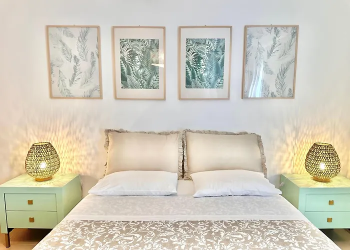 Prime Beachfront Living 2Br - Sea View, Large Balcony & Private Garage *