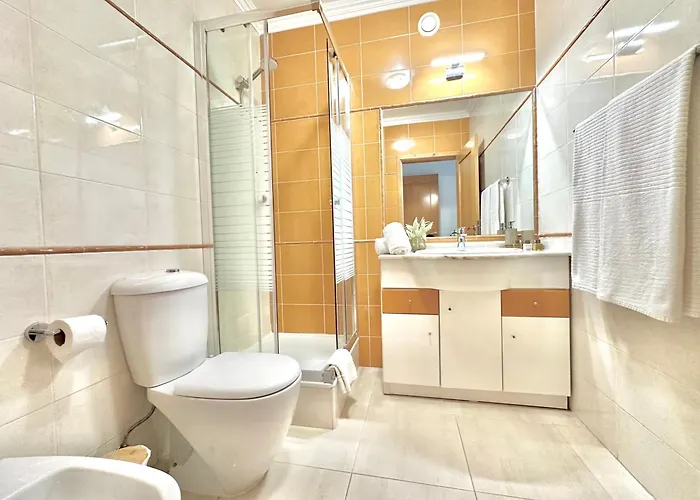 Prime Beachfront Living 2Br - Sea View, Large Balcony & Private Garage 公寓 *